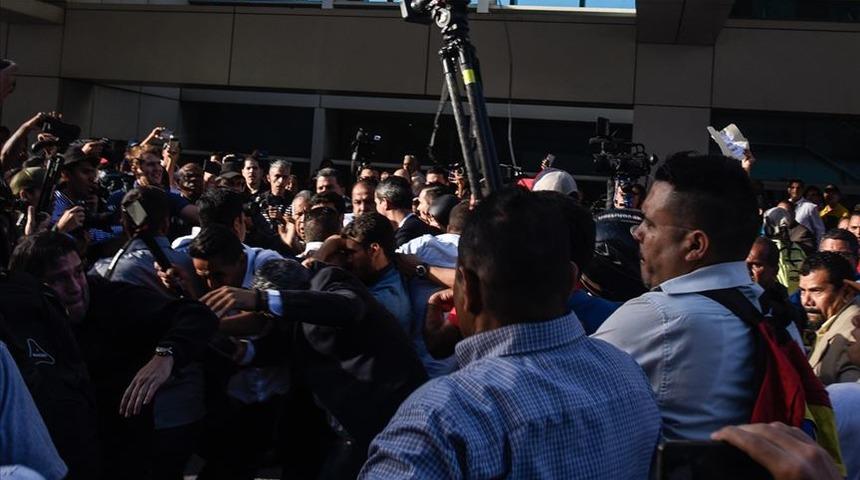 Juan Guaido Venezuela'ya d&ouml;nd&uuml;! Havalimanında şok saldırı