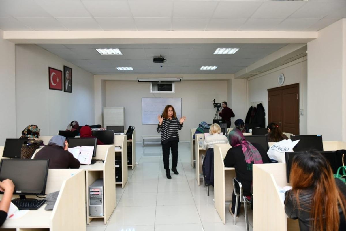 Esenyurt Belediyesi&rsquo;nden &uuml;cretsiz okuma yazma kursu