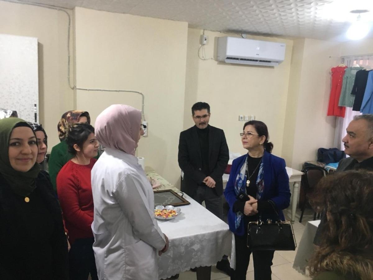 Meslek edindirme kursunda kursiyerlerle buluştular