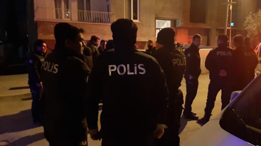 Gece yarısı iki grup birbirine girdi, polis m&uuml;dahale etti