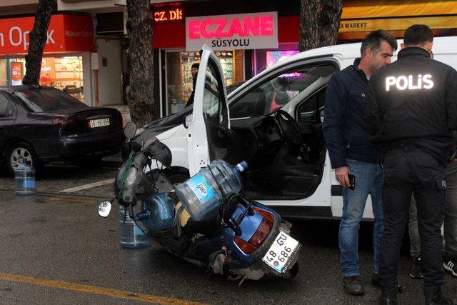 Aracın açılan kapısına çarpan motosiklet sürücüsü yaralandı