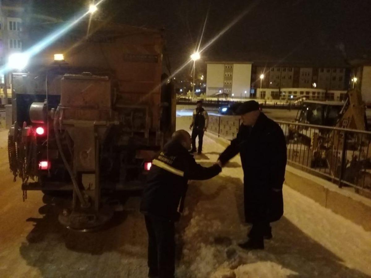 Başkan Pekmezci karla m&uuml;cadele &ccedil;alışmalarını inceledi