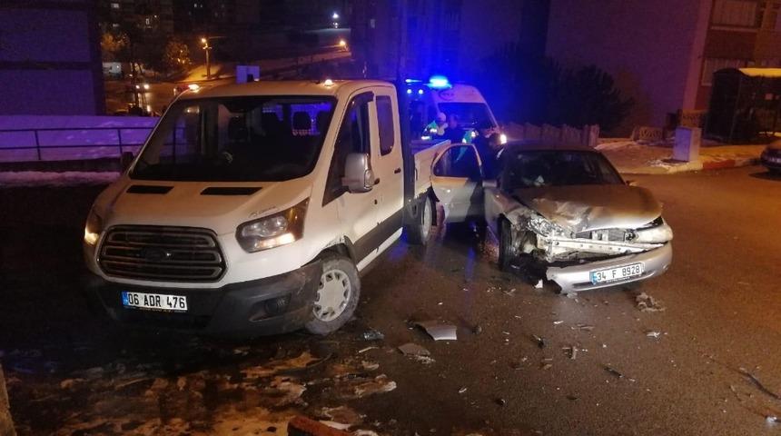 Otomobil ile kamyonet &ccedil;arpıştı 4 yaralı
