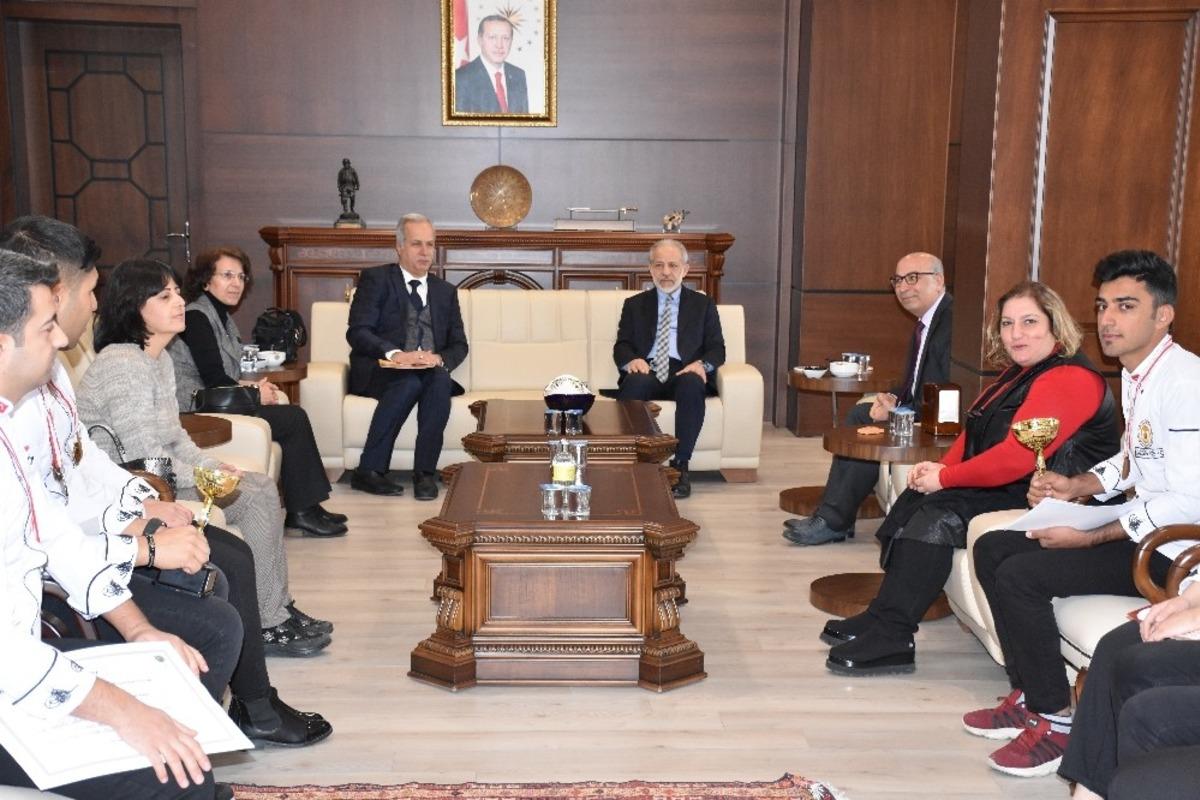 Rekt&ouml;r &Ccedil;elik, madalyalı aş&ccedil;ıları makamında kabul etti