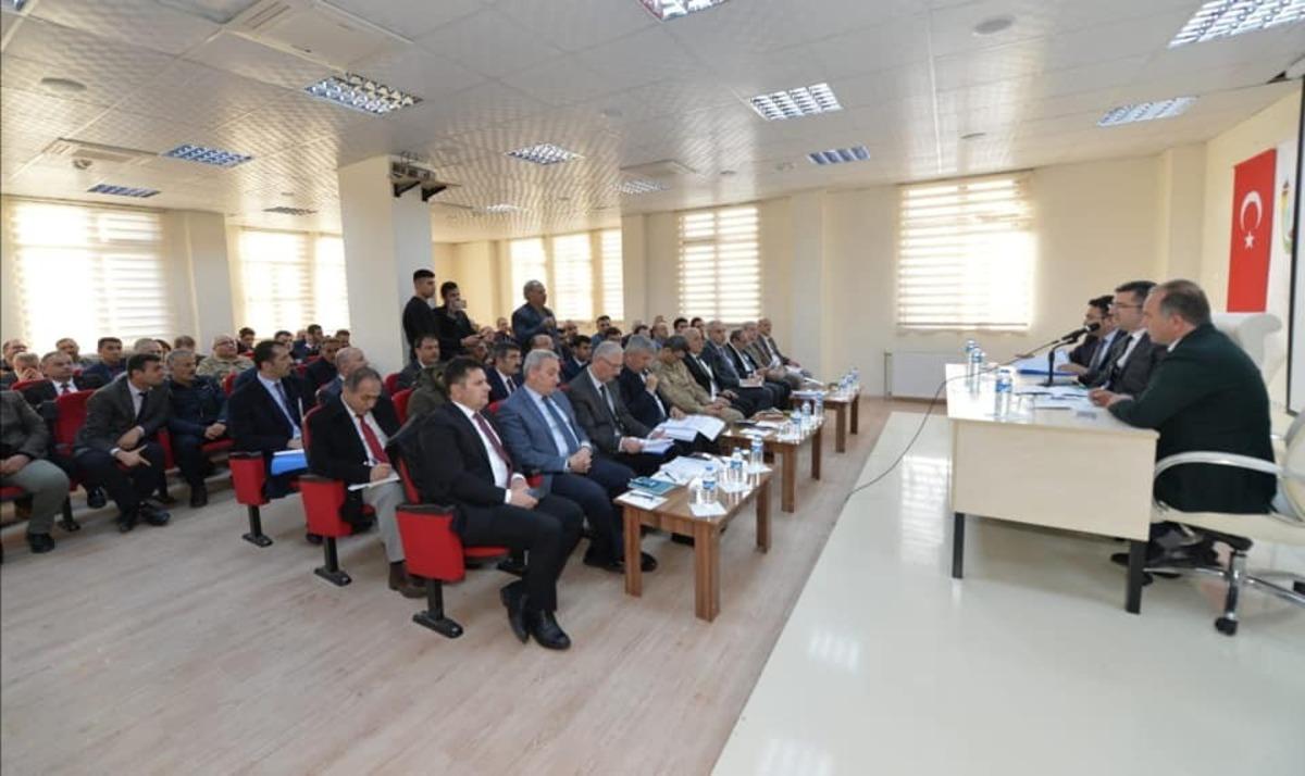 Vali Memiş, Tortum ve Uzundere&rsquo;de muhtarlarla bir araya geldi