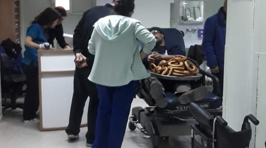 Kalp krizi şüphesiyle acile kaldırılan simitçi tezgahını bırakmadı!