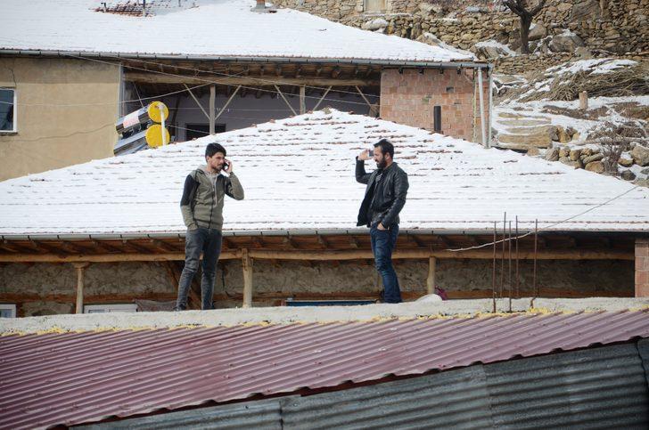 Telefonla konuşabilmek için çekmedikleri eziyet kalmıyor G2