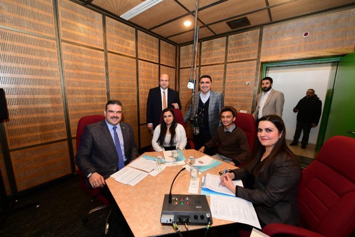 Rekt&ouml;r &Ccedil;omaklı, TRT T&uuml;rkiye&rsquo;nin Sesi Radyosu&rsquo;nun konuğu oldu