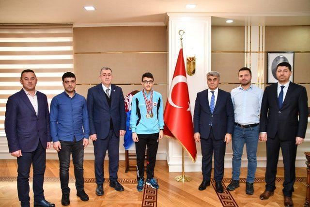 Vali başarılı sporcuları kabul etti