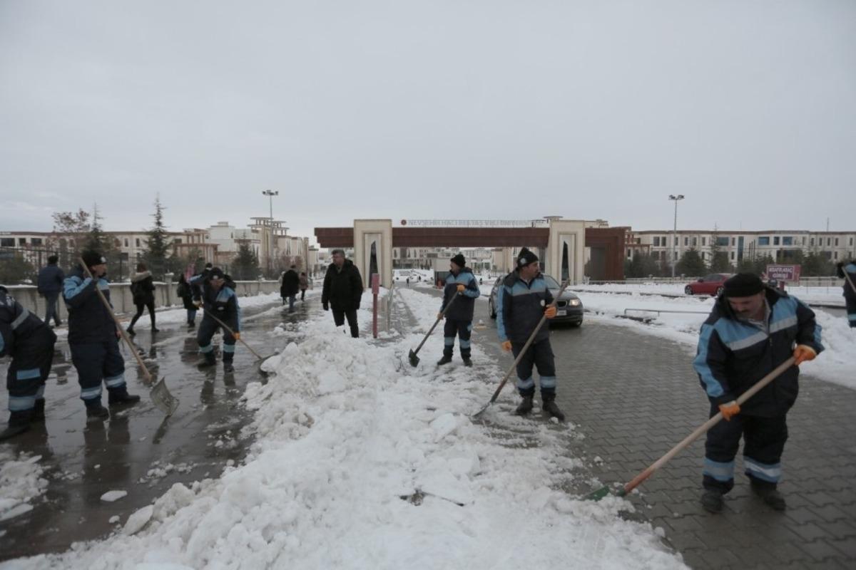 Karla m&uuml;cadele ekipleri yoğun mesai harcıyor