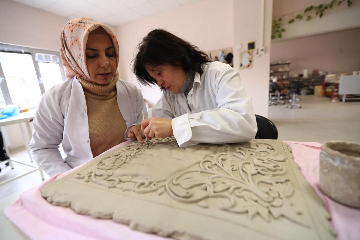 Yetenekli eller &ccedil;amura hayat veriyor