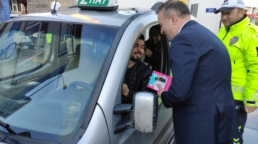 Trafik kontrol&uuml;nde kitap hediye edildi