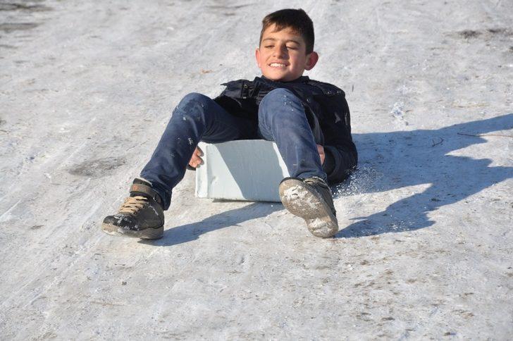 Kızakları yoktu, sacın üzerine oturarak kaydılar G1