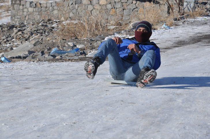 Kızakları yoktu, sacın üzerine oturarak kaydılar G4