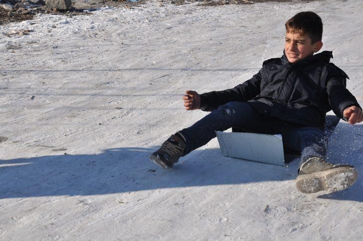 Kızakları yoktu, sacın üzerine oturarak kaydılar G5