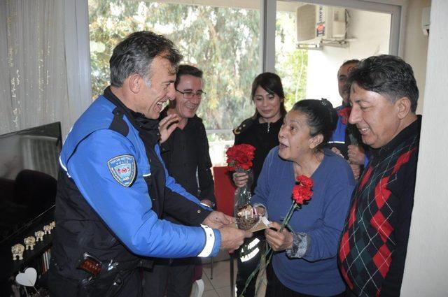 Polislerden huzurevi sakinlerine sürpriz doğum günü ziyareti