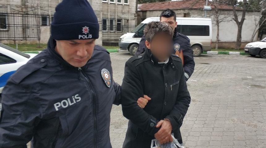 Park halindeki aracın lastiklerini kesip camını kırdı