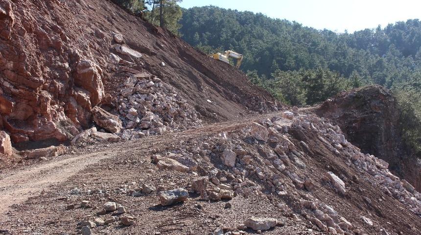 Kumluca&rsquo;da heyelanın kapattığı yol a&ccedil;ılıyor