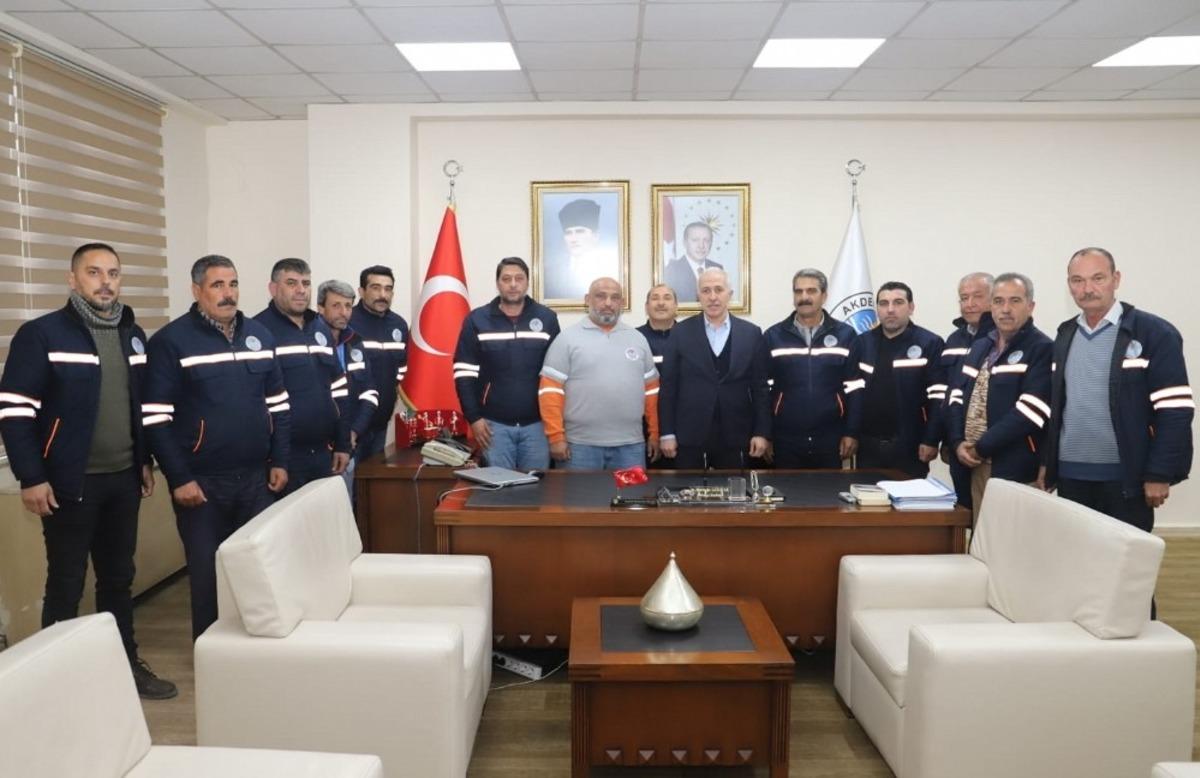 Başkan G&uuml;ltak, fedakar şof&ouml;rleri &ouml;d&uuml;llendirdi