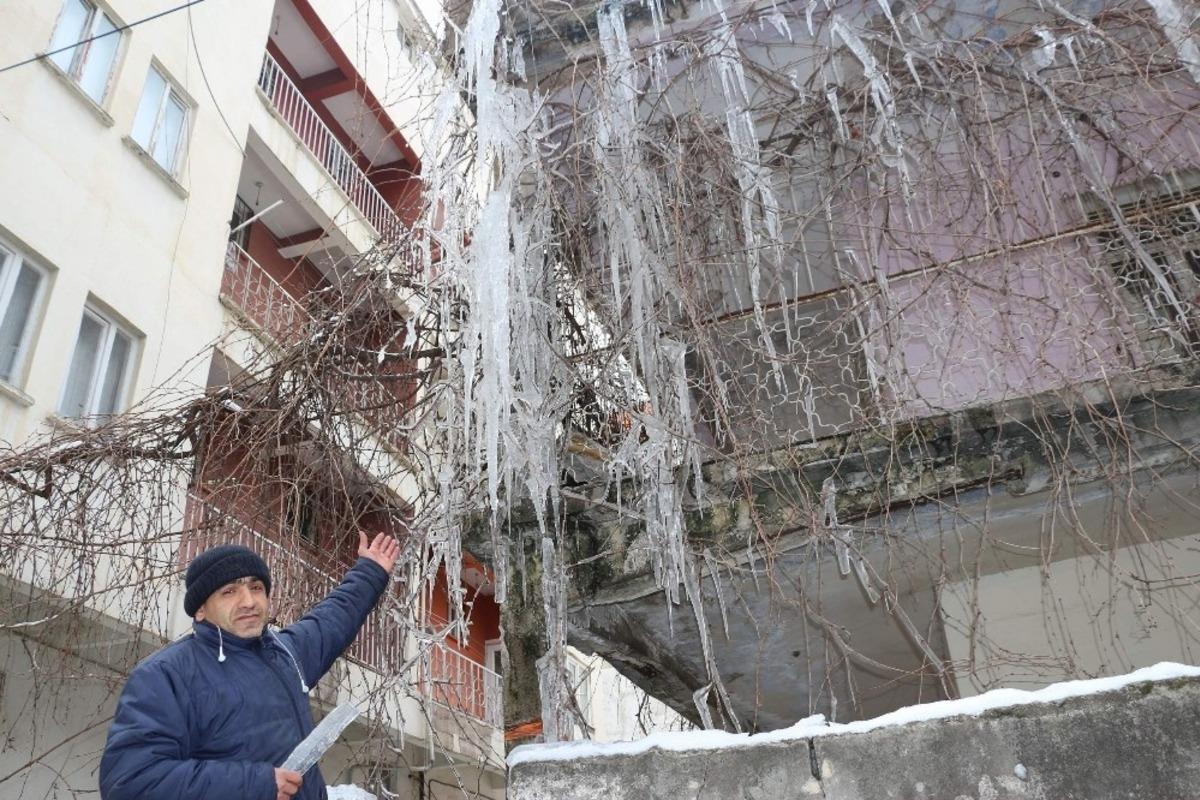 Siirt&rsquo;te dondurucu soğuklar ilgin&ccedil; g&ouml;r&uuml;nt&uuml;ler oluşturdu