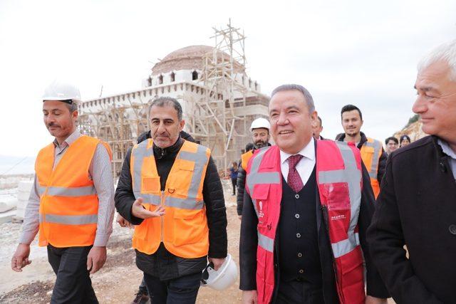 Başkan Böcek, Finike Eroğlu Nuri Cami inşaatını inceledi