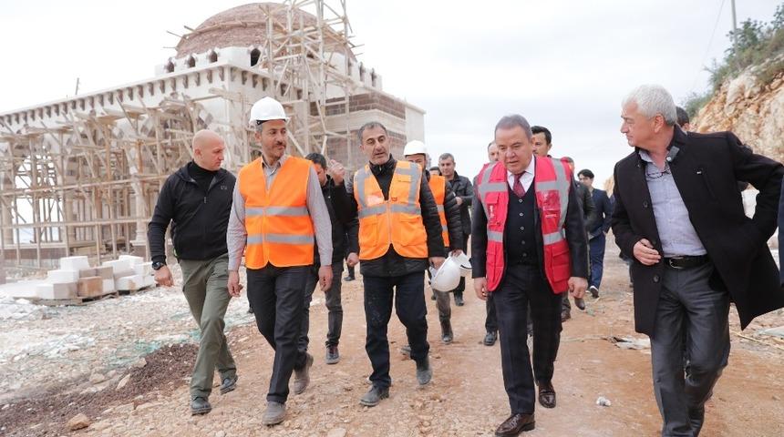 Başkan Böcek, Finike Eroğlu Nuri Cami inşaatını inceledi