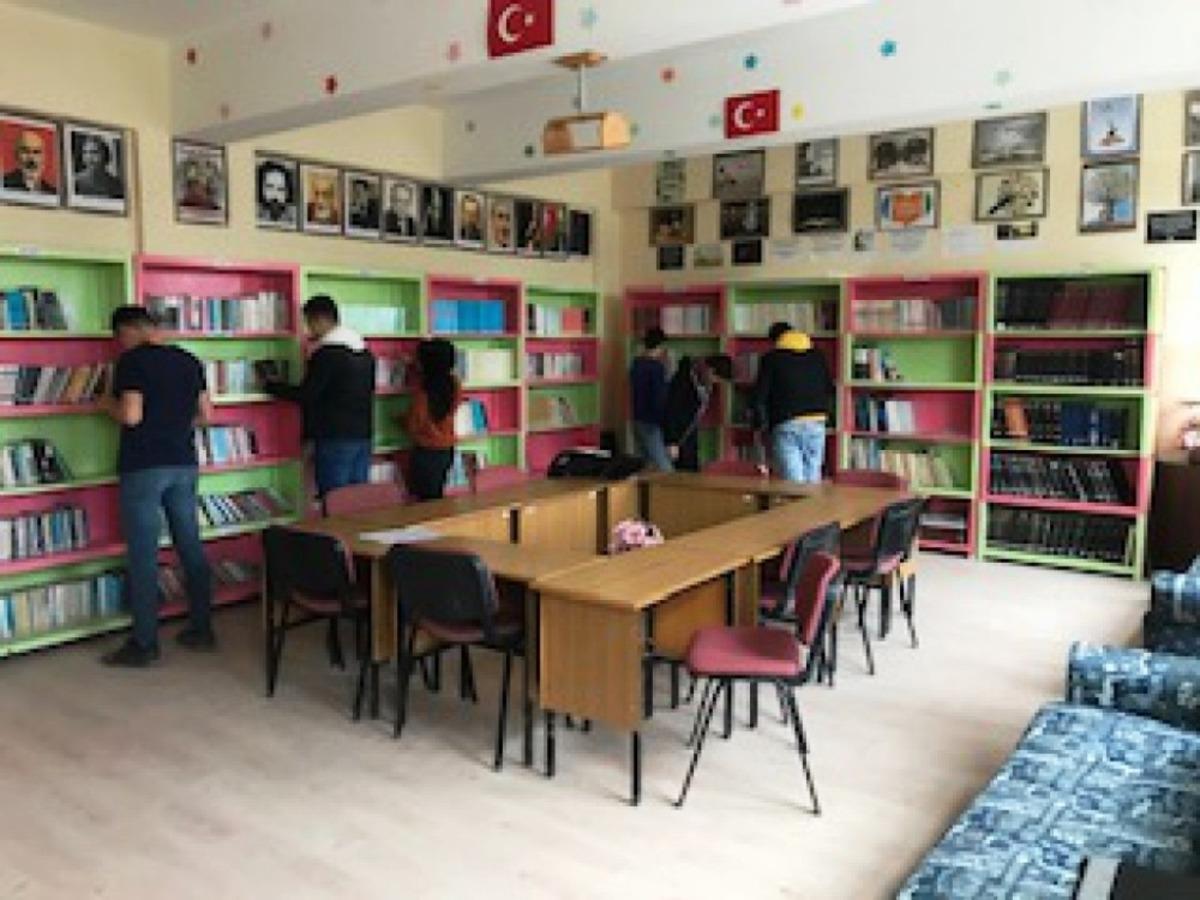 Lise k&uuml;t&uuml;phanesinde iyileştirme &ccedil;alışması