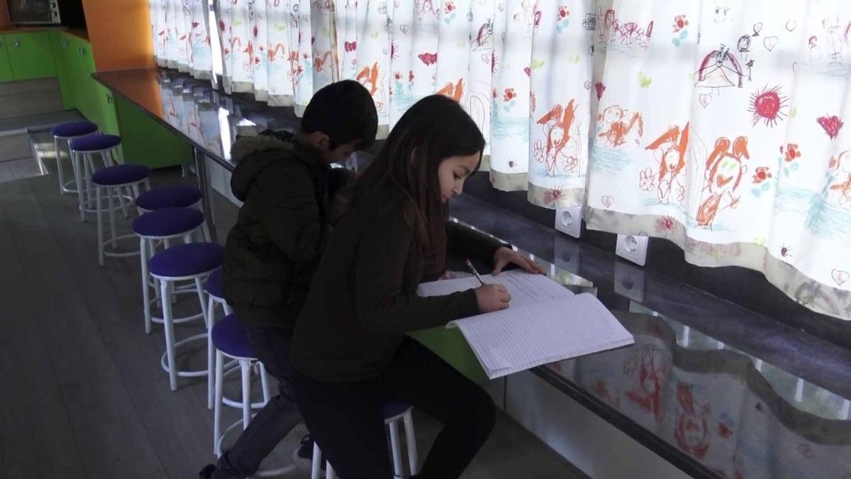 Hurda otob&uuml;s eğitim at&ouml;lyesi oldu