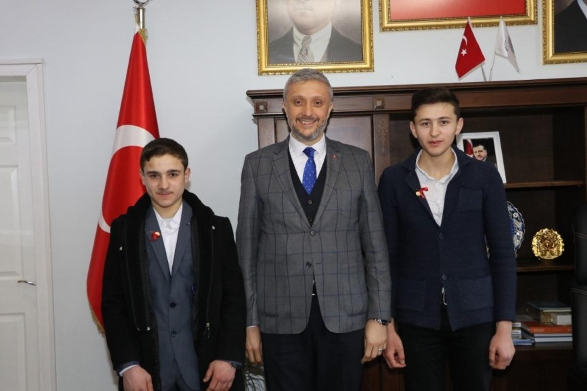 Başkan Bi&ccedil;er&rsquo;den birinci olan hafızlara altın &ouml;d&uuml;l&uuml;