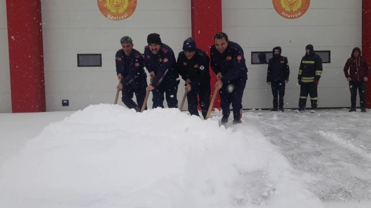 İtfaiye erlerinin karla m&uuml;cadelesi
