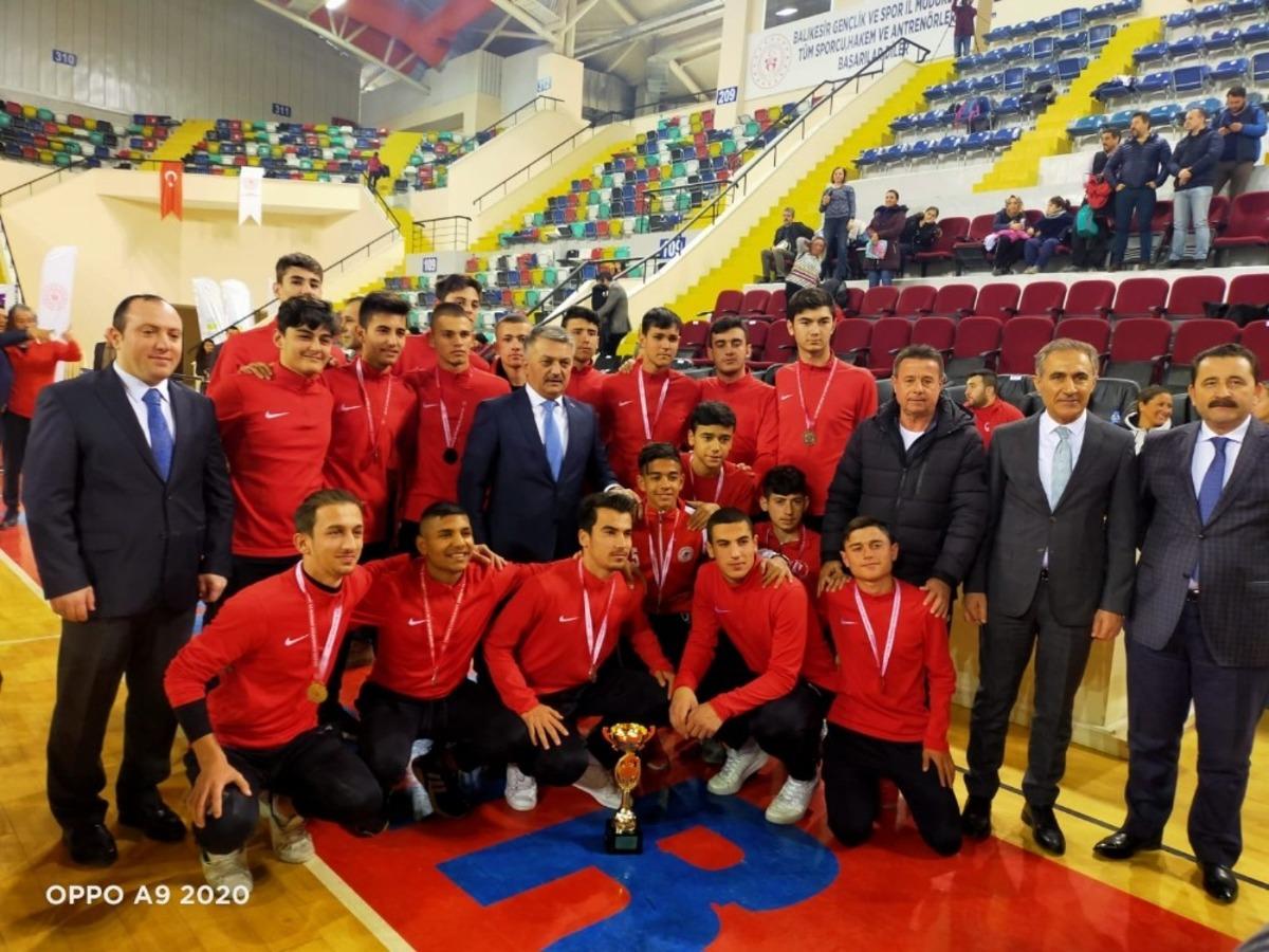 Cunda MTAL futbol takımı Ayvalık&rsquo;ın gururu oldu