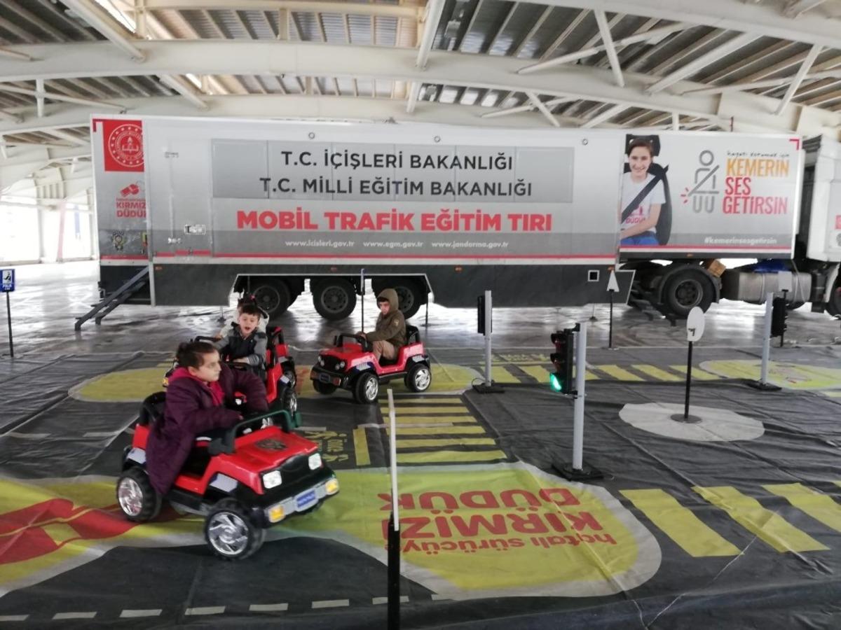 Polisler velilerin hataları i&ccedil;in &ccedil;ocukları tembihledi