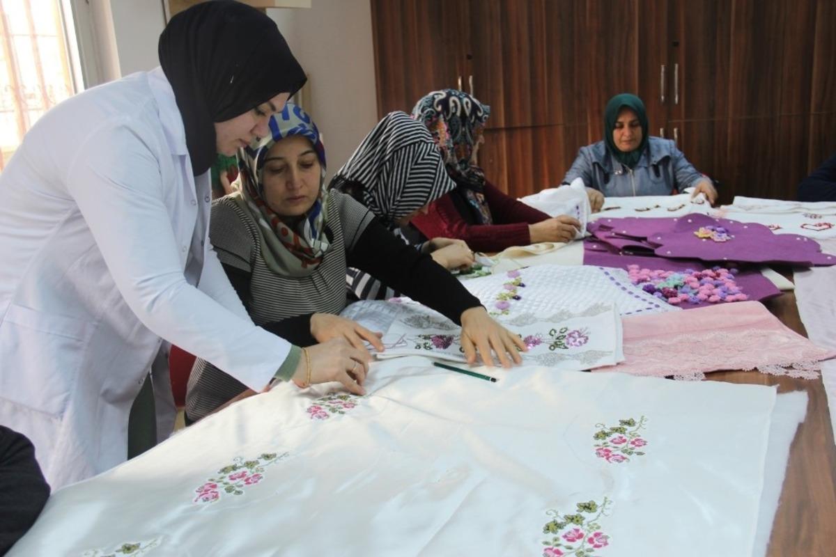 Kadınlar meslek edindirme kursları ile hayallerine kavuşuyor