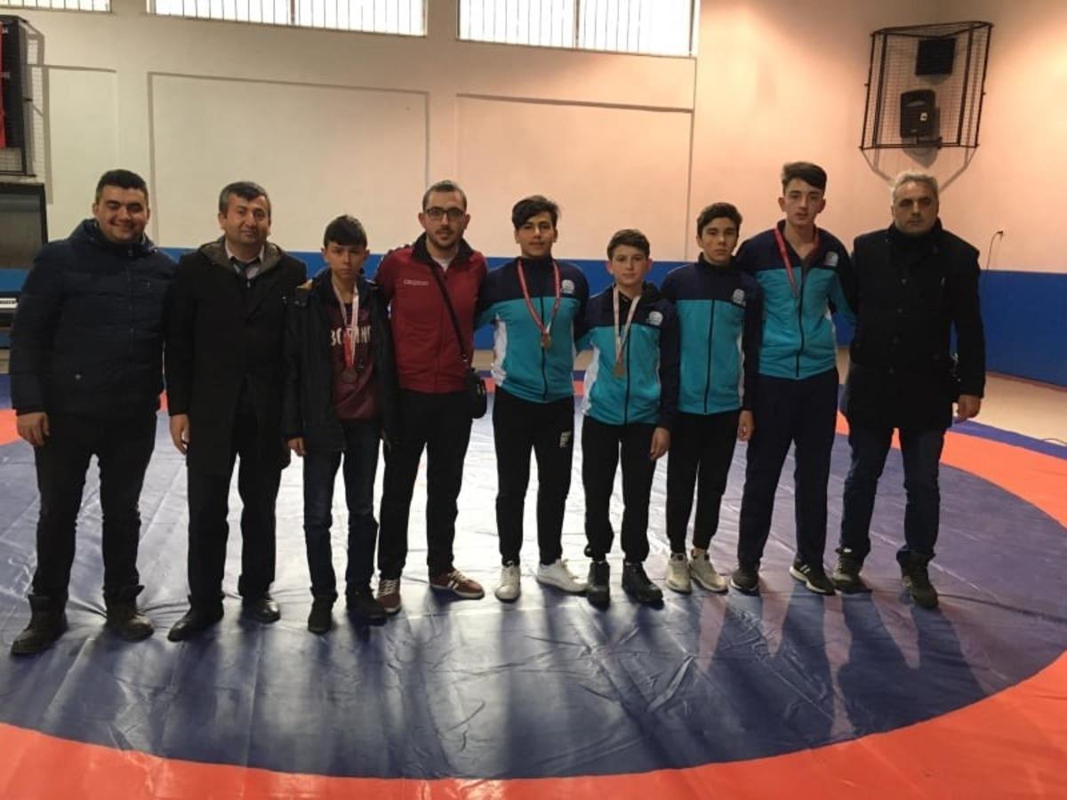 Şaphaneli &ouml;ğrenciler g&uuml;reşte madalyaya doymuyor