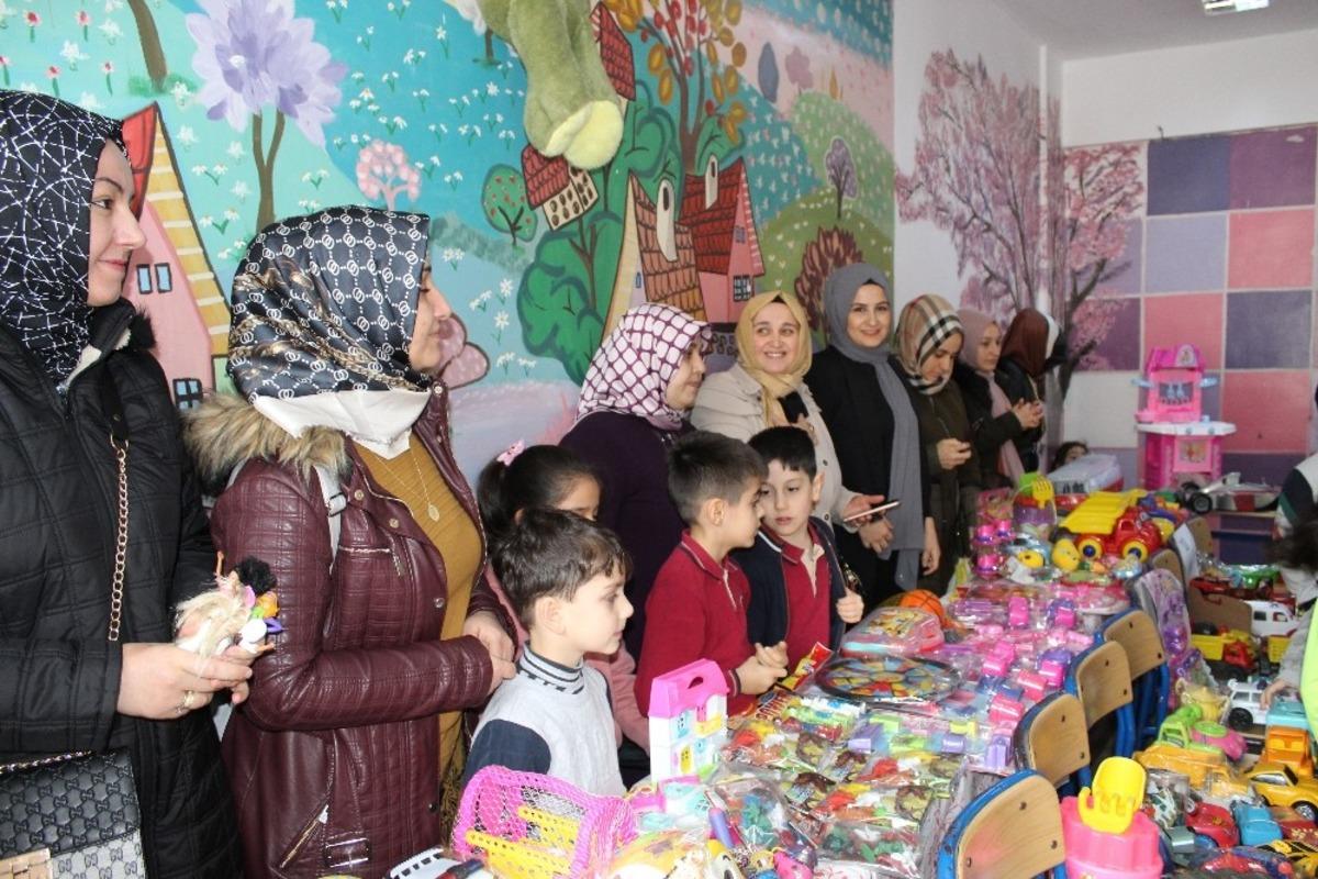 Miniklerden depremzede &ouml;ğrencilere anlamlı destek