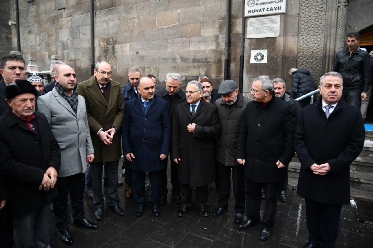 Şehitler ve depremzedeler i&ccedil;in hatim duası yapılarak kurbanlar kesildi