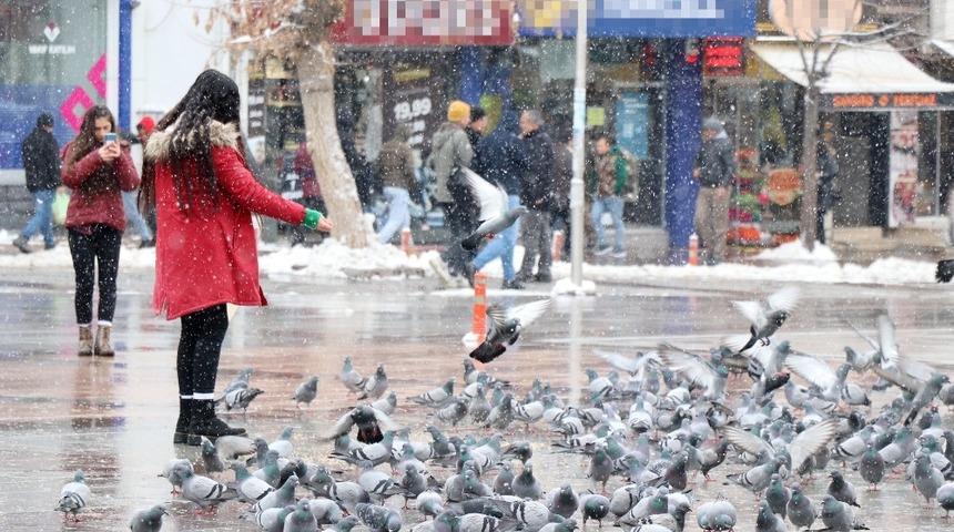 Aksaray&rsquo;da soğuk havada kuşlara vatandaşlardan yem