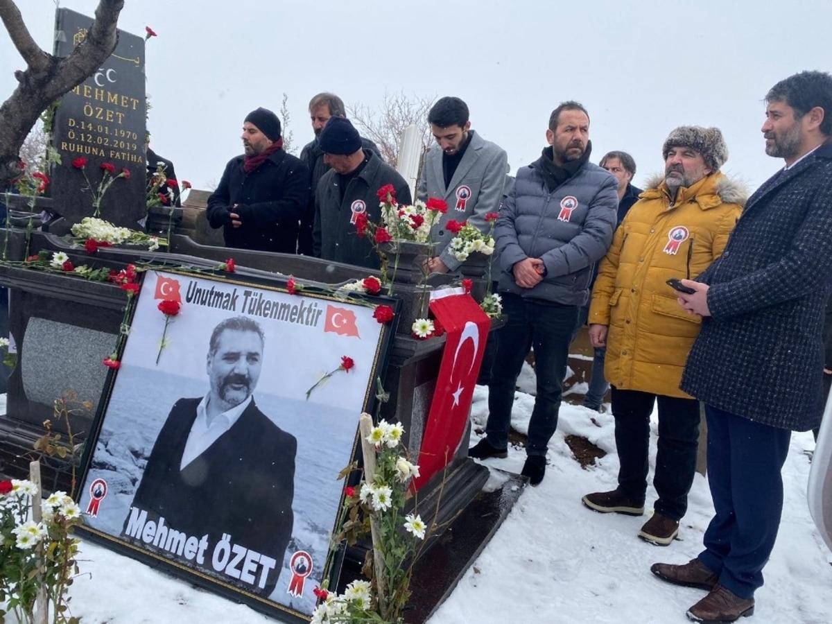 Mehmet &Ouml;zet kabri başında anıldı