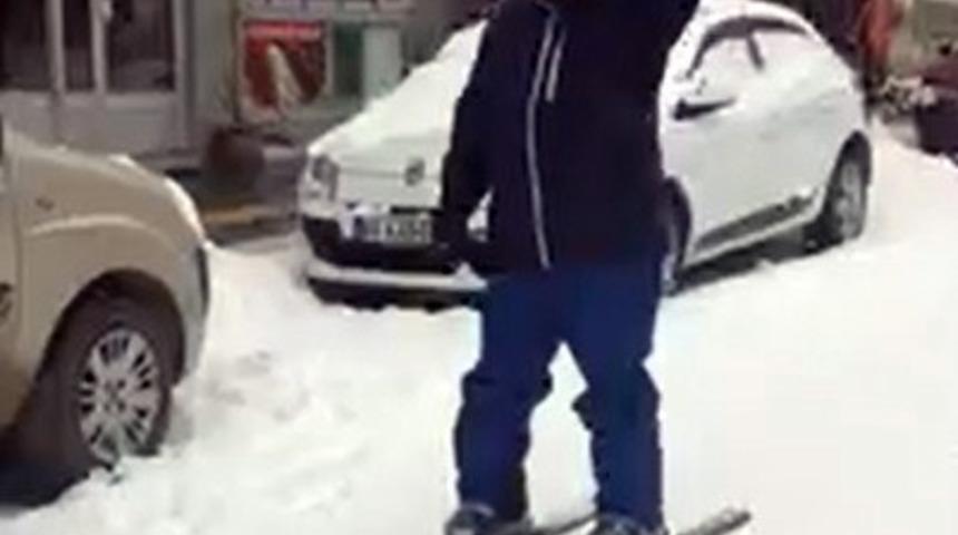 Karla kaplı yolda kayak keyfi