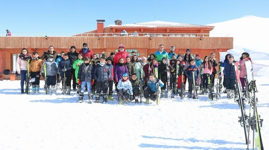 Vali Akbıyık&rsquo;tan kayak eğitimi g&ouml;ren &ouml;ğrencilere ziyaret