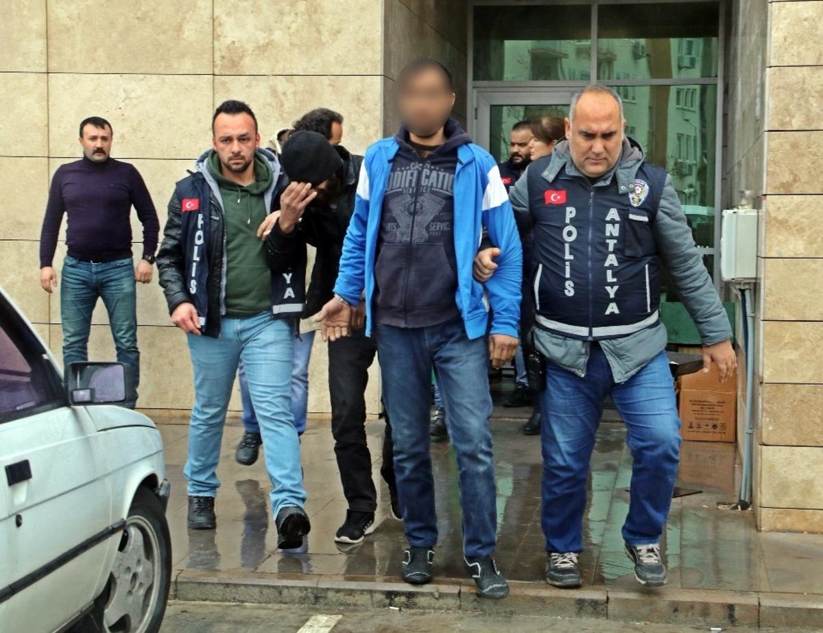 Para karşılığı &ccedil;ağırdığı kadınla basılan adamı "Sende hi&ccedil; ar namus yok mu?&rdquo; deyip gasp ettiler