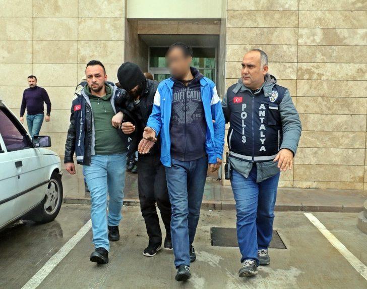 Para karşılığı çağırdığı kadınla basılan adamı "Sende hiç ar namus yok mu?” deyip gasp ettiler G3