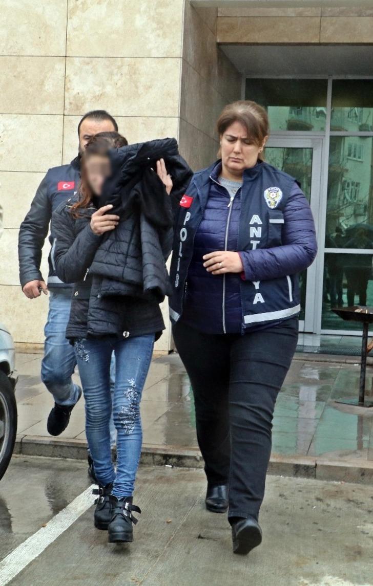 Para karşılığı çağırdığı kadınla basılan adamı "Sende hiç ar namus yok mu?” deyip gasp ettiler G4