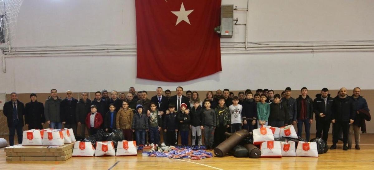 Kumrulu gen&ccedil;lere spor malzemesi desteği