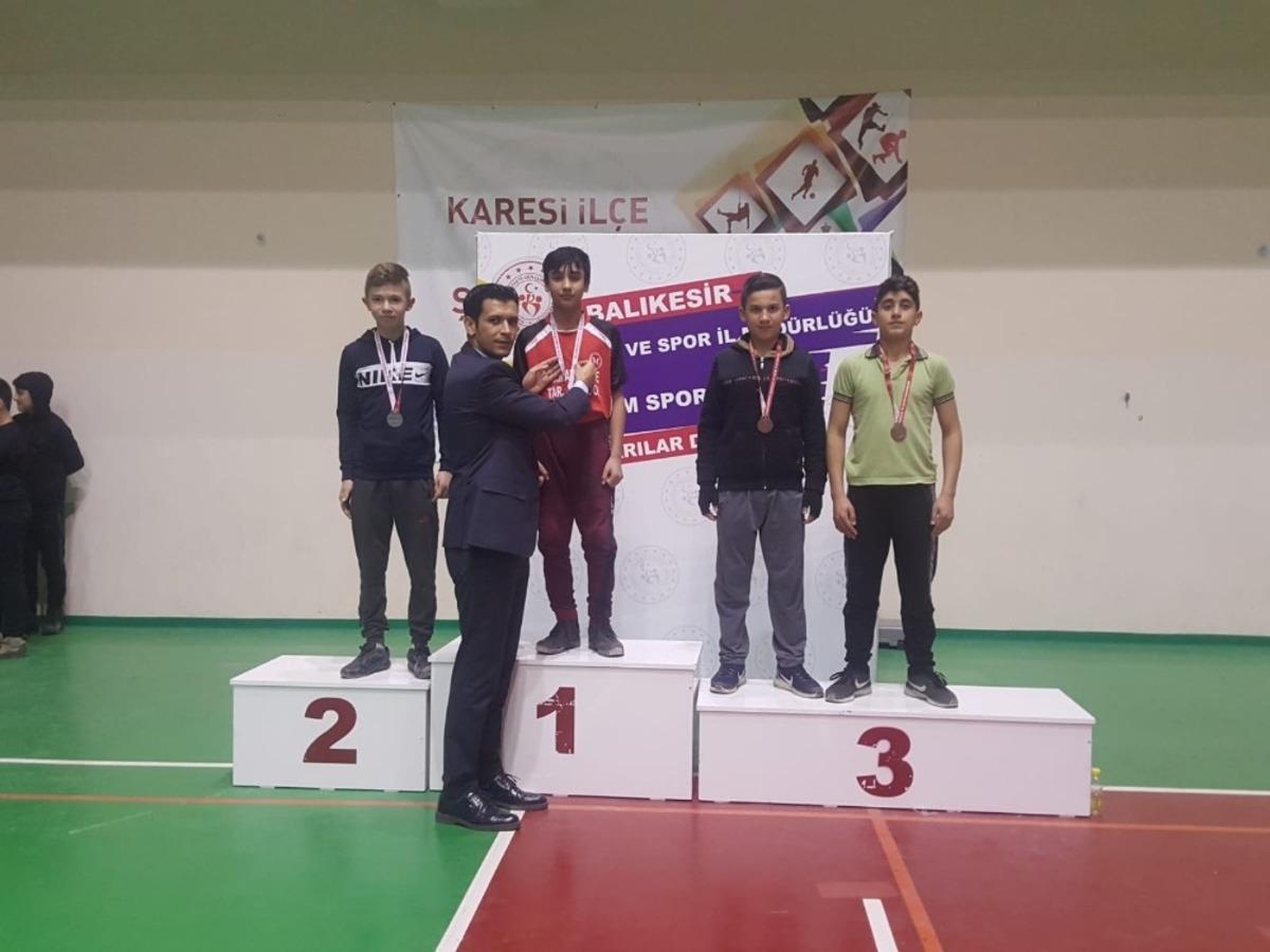 Kepsutlu &ouml;ğrenciler bilek g&uuml;reşinde başarılı oldu