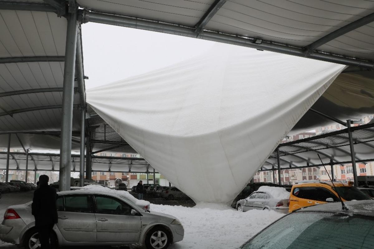 Pazar yeri &ccedil;atısı yağan kara dayanamadı