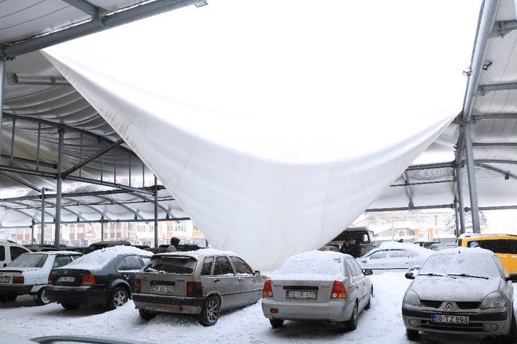 Pazar yeri çatısı yağan kara dayanamadı G3