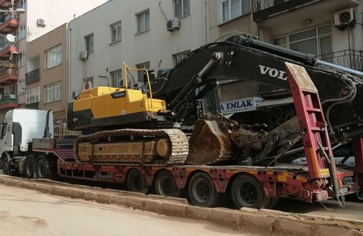 Dev iş makinesi şehir i&ccedil;i trafiği aksattı