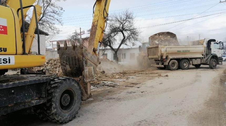 Ereğli Belediyesi metruk binaları yıkıyor