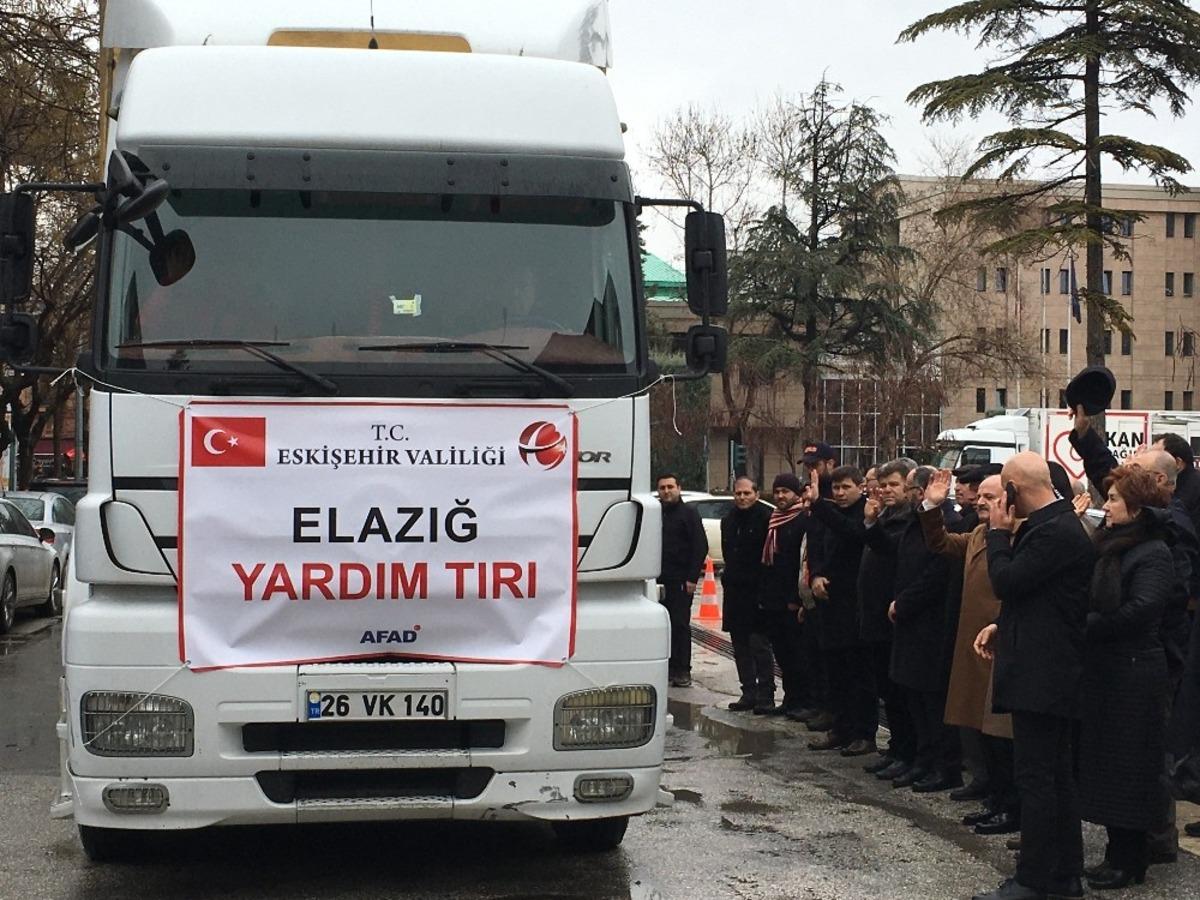 Eskişehirliler depremzedelere yardım g&ouml;ndermeye devam ediyor